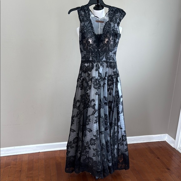Kevan Hall Elegant V-Neckline Black Floral Lace Maxi Prom Dress Size 4 - Picture 3 of 10